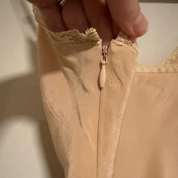 Banana Republic Vintage Y2K Floral Embroidered Silk Cami Top Size 0 Dainty Boho - Picture 4 of 10